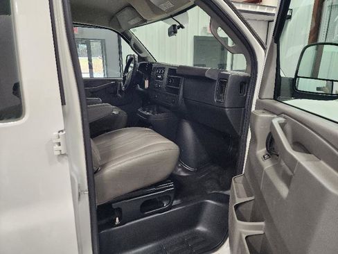 Used 2017 Chevrolet Express 2500 Extended image 8
