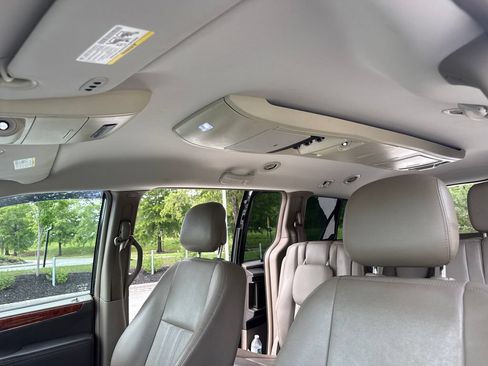 Used 2013 Chrysler Town & Country Touring FWD image 30