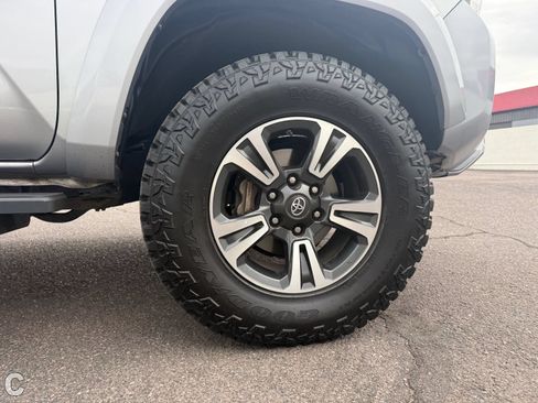 Used 2017 Toyota Tacoma TRD Sport w/ Tow Package RWD image 10