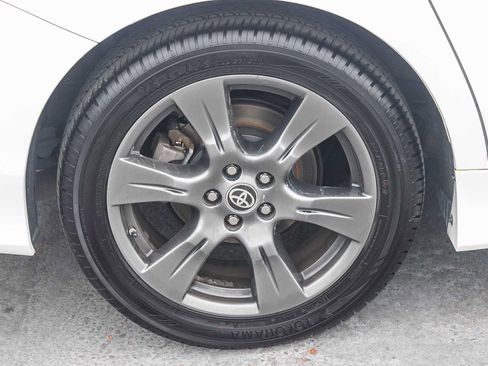 Used 2020 Toyota Sienna SE w/ SE Preferred Package FWD image 12