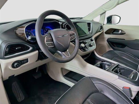 Used 2024 Chrysler Pacifica Limited image 10
