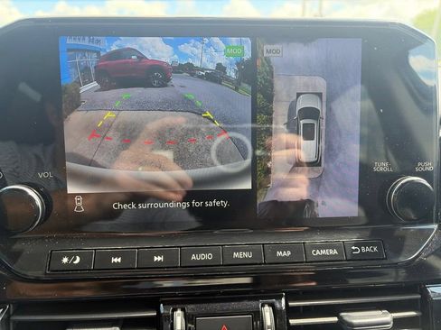 Used 2025 Nissan Pathfinder SL AWD/4WD image 32