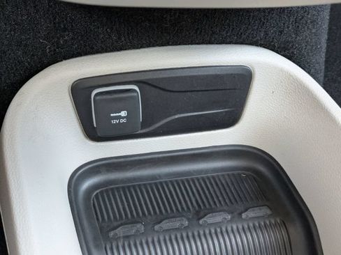 Used 2024 Chrysler Pacifica Limited FWD image 25