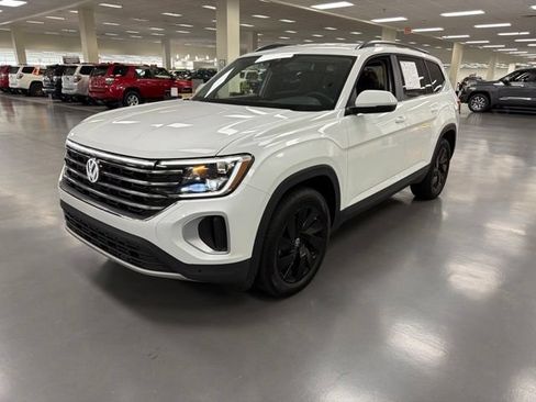 Used 2025 Volkswagen Atlas SE AWD/4WD image 3