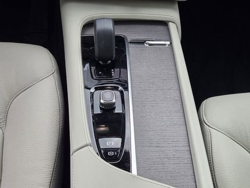 Certified 2024 Volvo XC90 T8 Plus AWD/4WD image 23