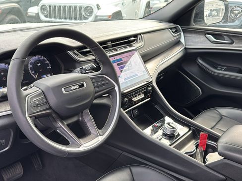 Certified 2025 Jeep Grand Cherokee L Limited w/ Luxury Tech Group II AWD/4WD image 16