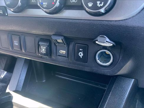 Used 2020 Toyota Tacoma TRD Sport AWD/4WD image 38