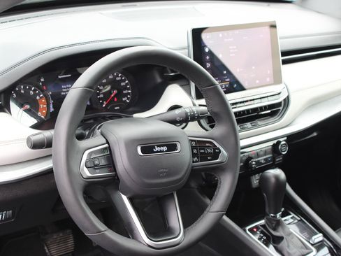 Used 2025 Jeep Compass Limited image 11