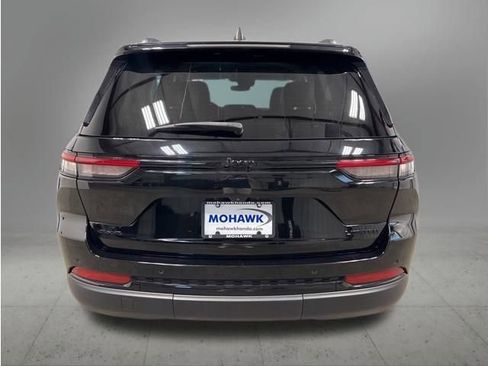 Used 2023 Jeep Grand Cherokee Limited w/ Black Appearance Package AWD/4WD image 4