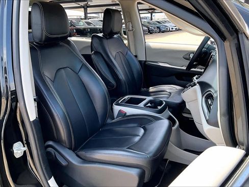 Used 2023 Chrysler Pacifica Touring-L FWD image 9