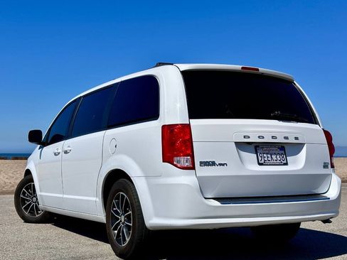 Used 2019 Dodge Grand Caravan GT FWD image 3