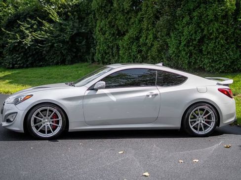 Used 2016 Hyundai Genesis Coupe 3.8 RWD image 8