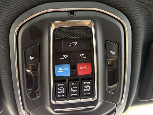 Used 2025 Jeep Grand Cherokee Limited AWD/4WD image 25