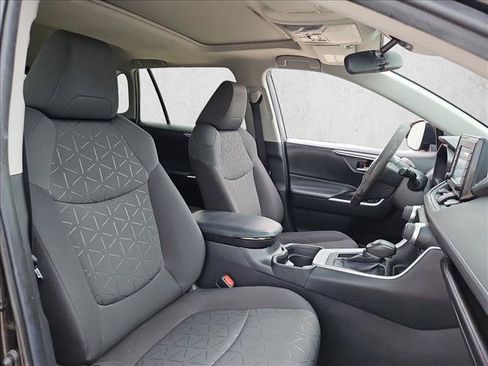 Used 2021 Toyota RAV4 XLE w/ Convenience Package FWD image 16