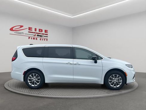 New 2026 Chrysler Pacifica Select AWD/4WD image 6