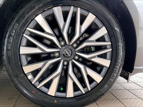 Used 2025 Nissan Altima 2.5 SV FWD image 33