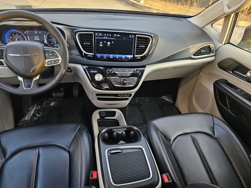 Used 2023 Chrysler Pacifica Touring-L image 21