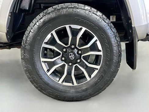 Used 2020 Toyota Tacoma TRD Sport AWD/4WD image 31