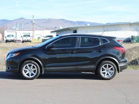 Used 2017 Nissan Rogue Sport SL w/ SL Premium Package image 3