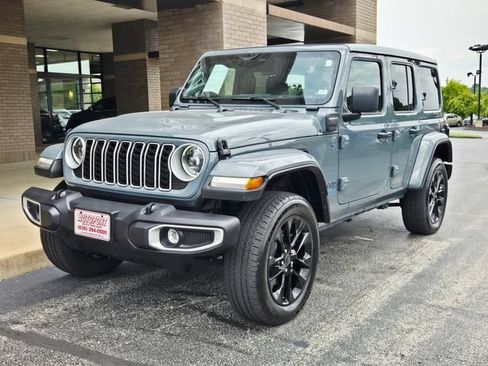Used 2025 Jeep Wrangler Unlimited Sahara w/ Safety Group AWD/4WD image 3