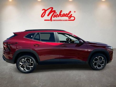 Used 2025 Chevrolet Trax LT w/ LT Convenience Package FWD image 2