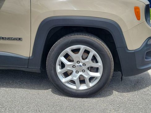Used 2016 Jeep Renegade Latitude FWD image 5