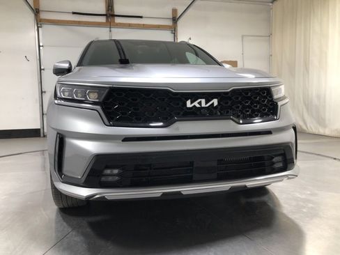 Used 2023 Kia Sorento SX Prestige image 2