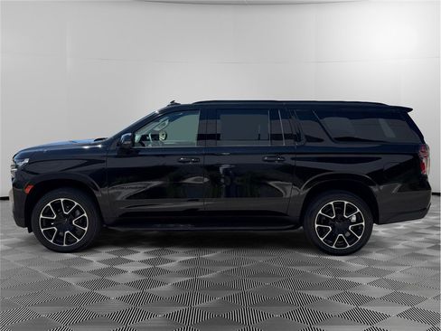 Used 2024 Chevrolet Suburban RST w/ Luxury Package RWD image 2