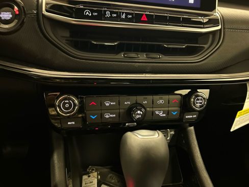 New 2026 Jeep Compass Latitude image 25