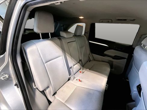 Used 2019 Toyota Highlander LE AWD/4WD image 19