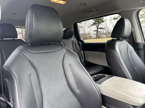 Used 2022 Kia Carnival LX image 25