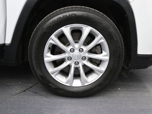 Used 2019 Jeep Cherokee Latitude w/ Cold Weather Group image 35