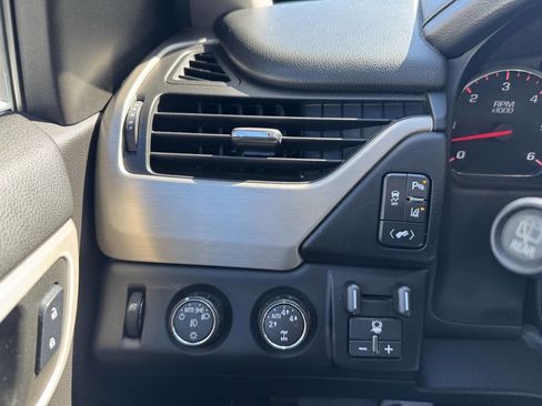 Used 2015 GMC Yukon XL Denali image 32