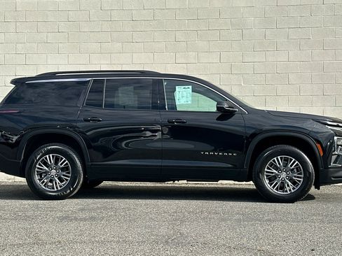 Used 2024 Chevrolet Traverse LT image 3