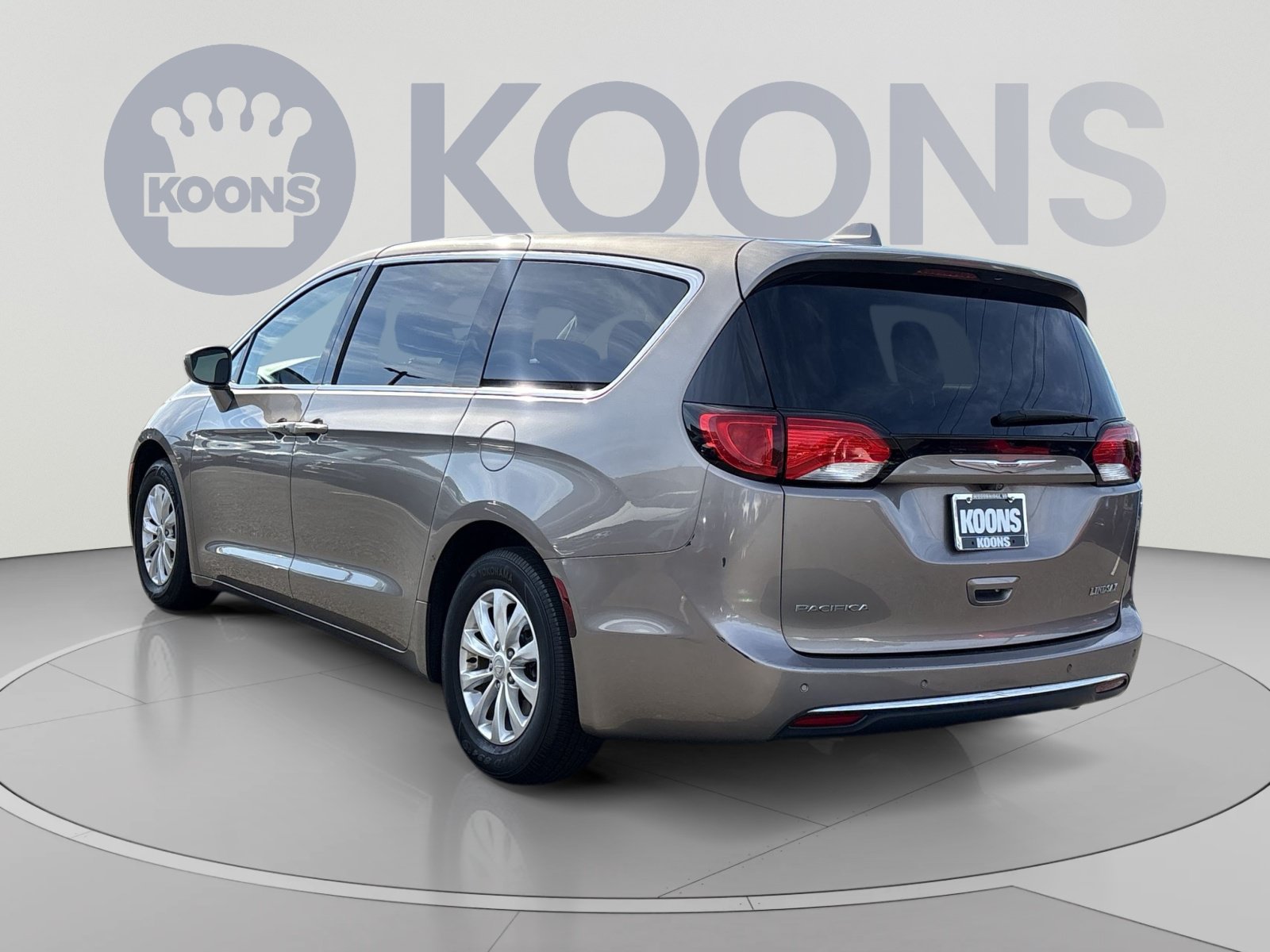 Used 2018 Chrysler Pacifica Touring Plus FWD image 4