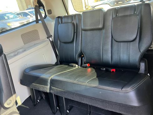 Used 2016 Chrysler Town & Country Touring w/ Driver Convenience Group image 29