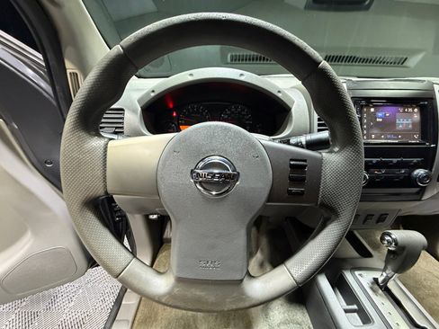 Used 2010 Nissan Frontier SE image 9