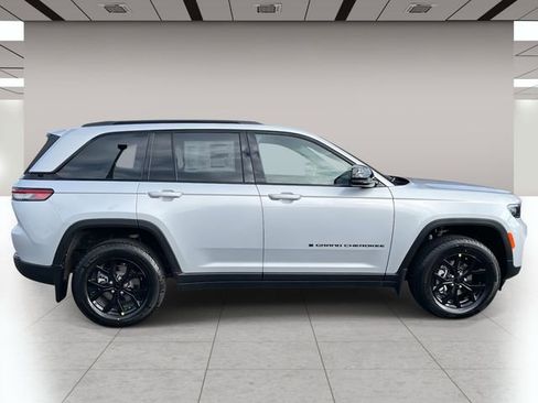 New 2025 Jeep Grand Cherokee 4WD image 2