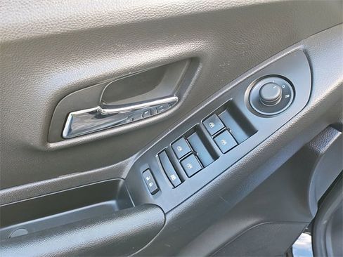 Certified 2021 Chevrolet Trax LT w/ Midnight Edition image 22