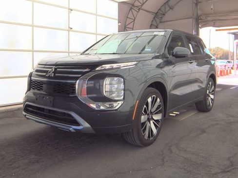 Used 2025 Mitsubishi Outlander SE image 4