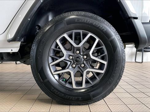 Used 2025 Jeep Wrangler Unlimited Sahara AWD/4WD image 30