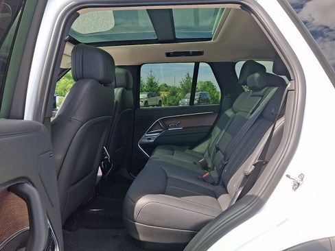 Used 2025 Land Rover Range Rover SE AWD/4WD image 17