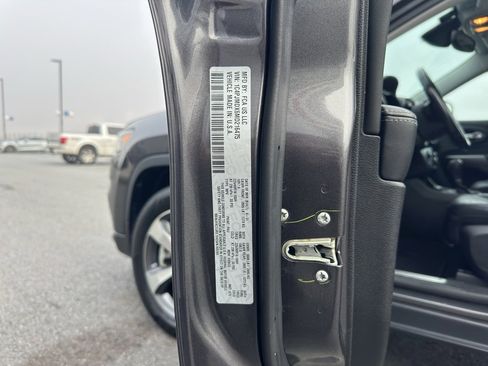 Used 2021 Jeep Cherokee Limited image 32