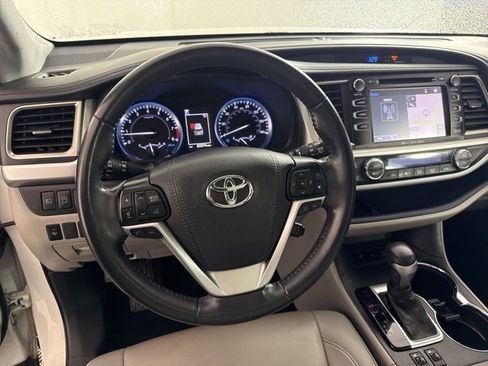 Used 2019 Toyota Highlander XLE image 17