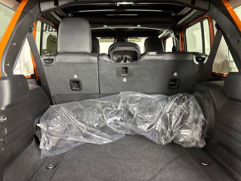 Used 2025 Jeep Wrangler Unlimited Rubicon AWD/4WD image 27