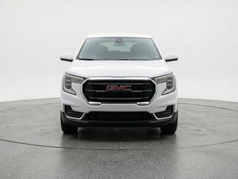 Used 2024 GMC Terrain SLE image 2