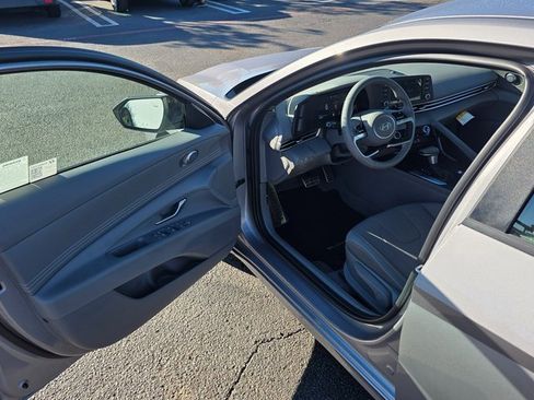 Certified 2025 Hyundai Elantra Sport image 32