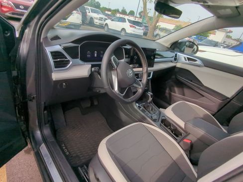 Used 2025 Volkswagen Taos SE w/ Panoramic Sunroof Package AWD/4WD image 6