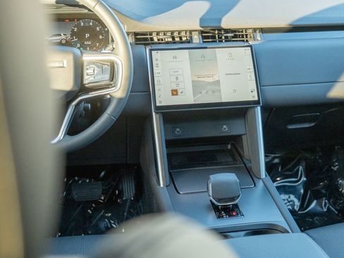 Used 2025 Land Rover Discovery Sport S image 21