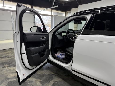 Used 2023 Land Rover Range Rover Velar R-Dynamic S image 9